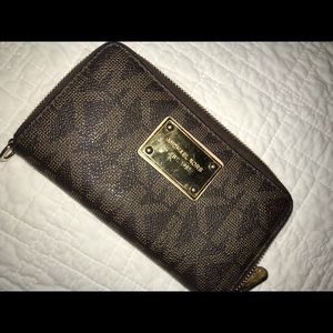 Micheal Kors MK brown wallet with zipper